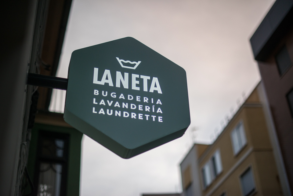 Rètol exterior de la bugaderia La Neta / LANETA en el carrer de la Reina de Xàtiva. Bugaderia, lavandería, laundrette en el centre de la ciutat